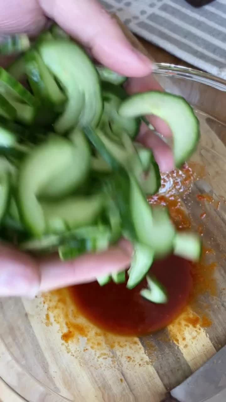tostada con pepino y aguacate