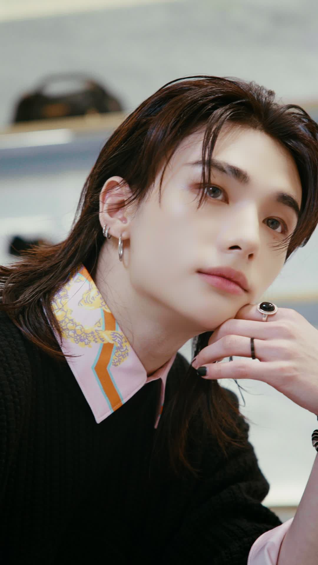 ベルサーチ　モフモフ　ヒョンジン VERSACE × Hyunjin ♡ @versace #versace #HYUNJIN_VERSACE