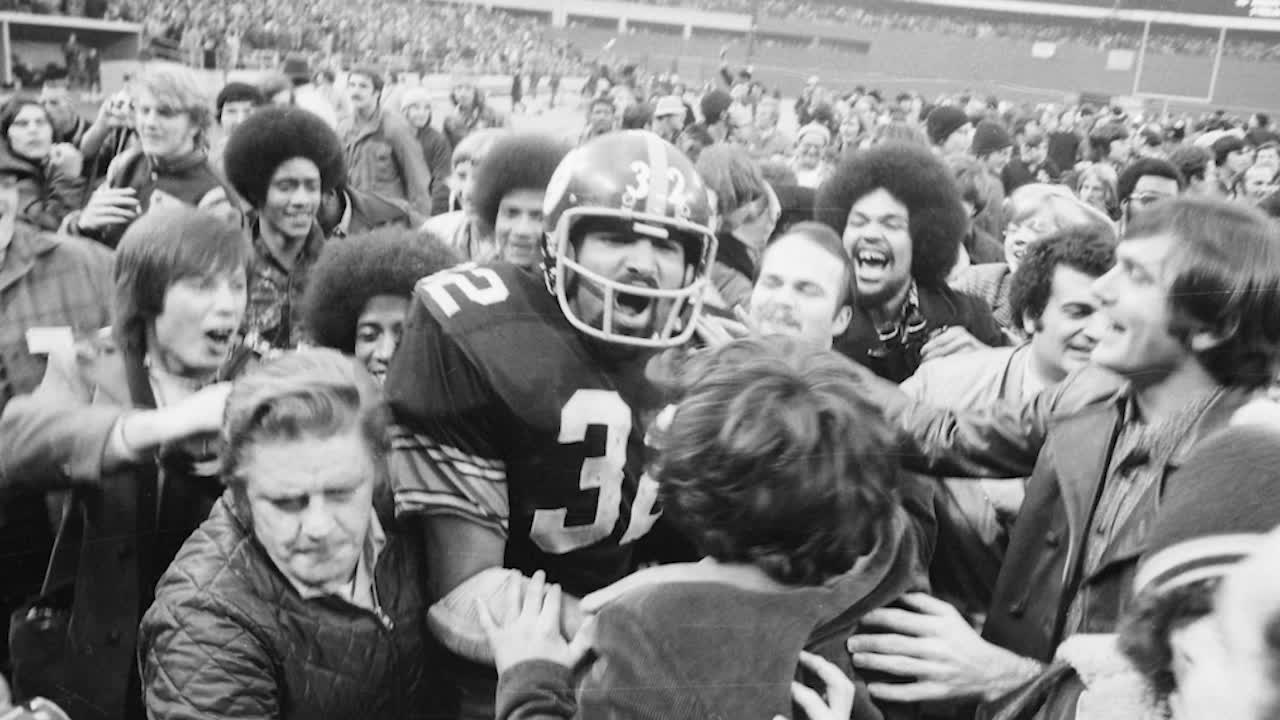 Franco Harris' widow on field in Pittsburgh as his No. 32 retired