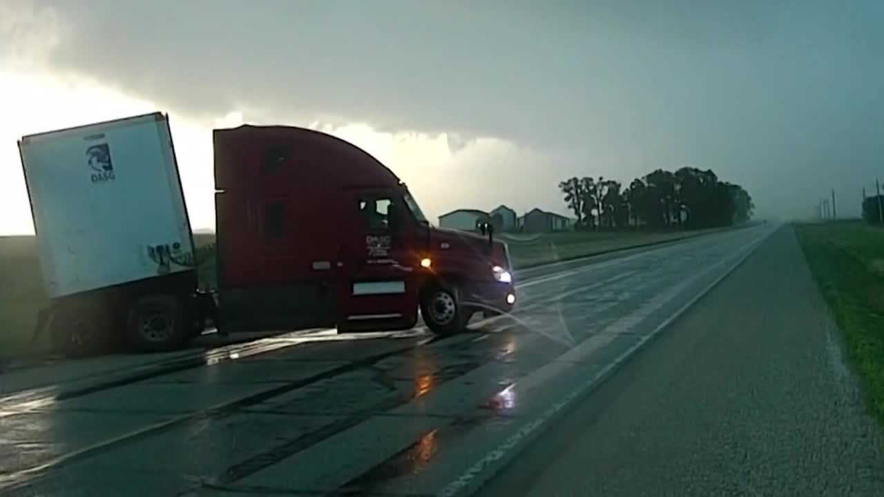 Strong winds cause semi-truck to Jack-knife in Iowa