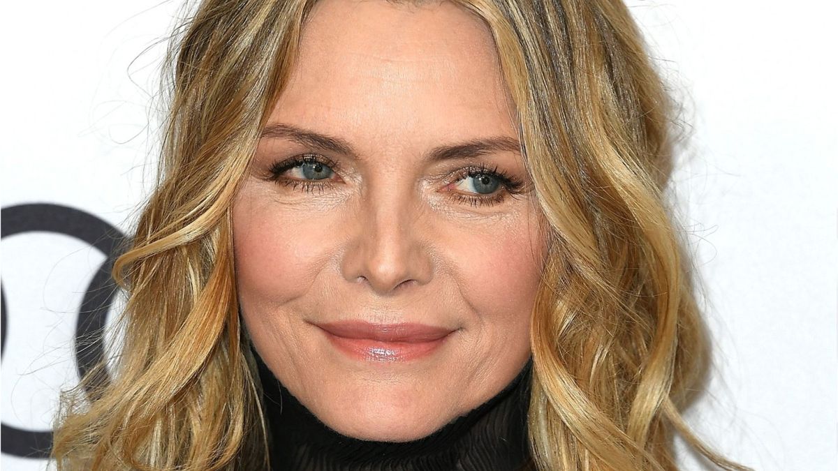 preview for Michelle Pfeiffer Says There Was Almost A '90s 'Catwoman' Movie