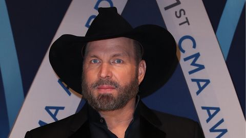 preview for Garth Brooks Lip-Synched At CMAs