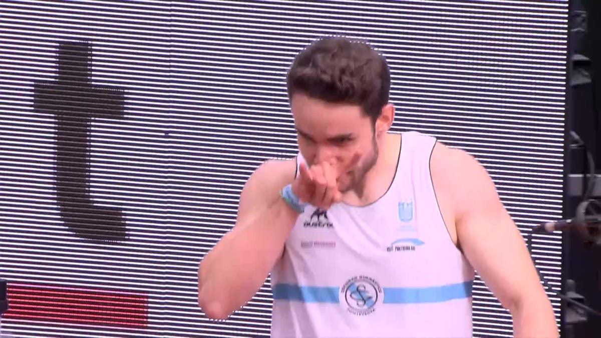 quique llopis posa junto a su récord de españa de 60 metros con vallas en los campeonatos de españa de atletismo bajo techo en pista cubierta