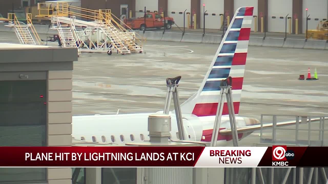 American Airlines flight to continue on to Chicago after emergency landing for lightning strike
