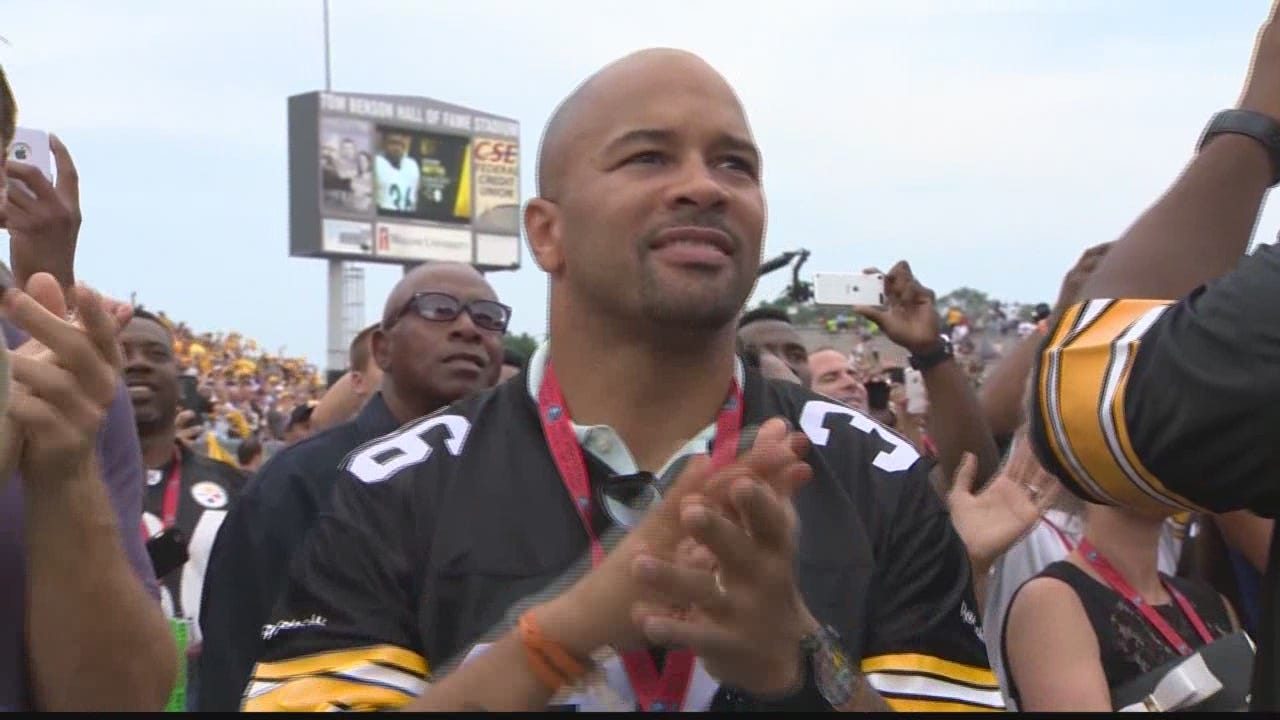 Photo: Steelers Hines Ward Teases Polamalu Hair in Pittsburgh -  PIT2010090201 