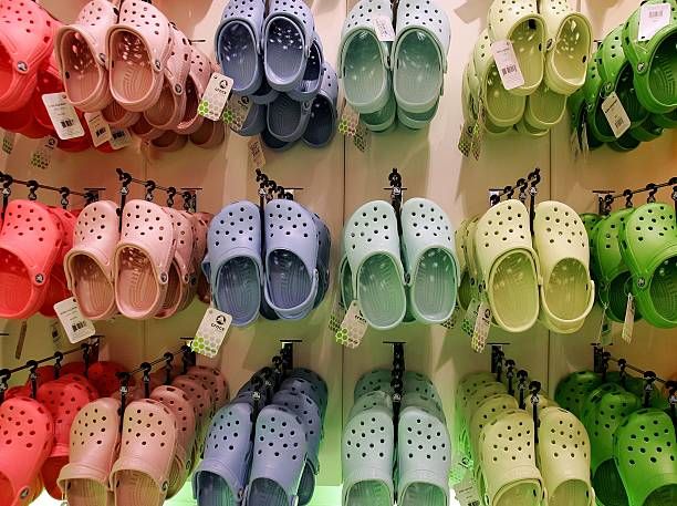 crocs suing, trato pesado Guardar número disponible 