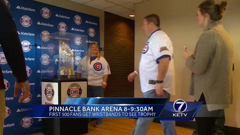 Hundreds line up to see Chicago Cubs World Series trophy in Lincoln