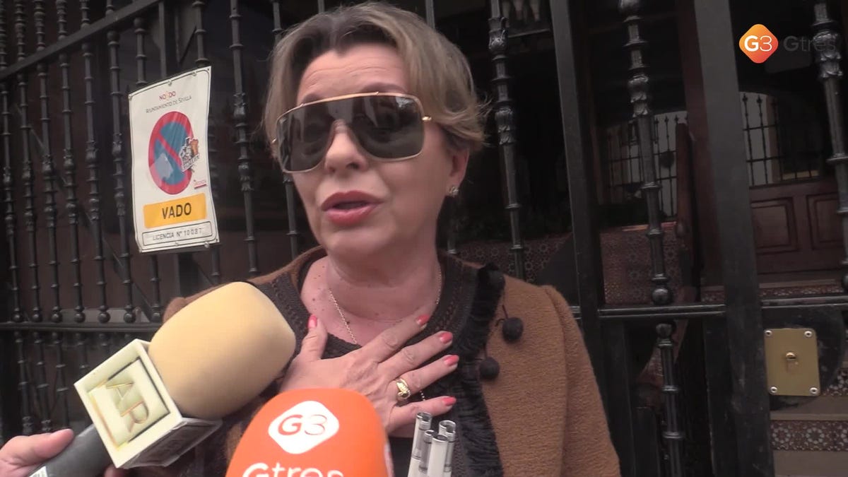 el sobrino de maria del monte con camisa de rayas y vaqueros
