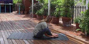 rutina de yoga para conciliar el sueño con mimi albero