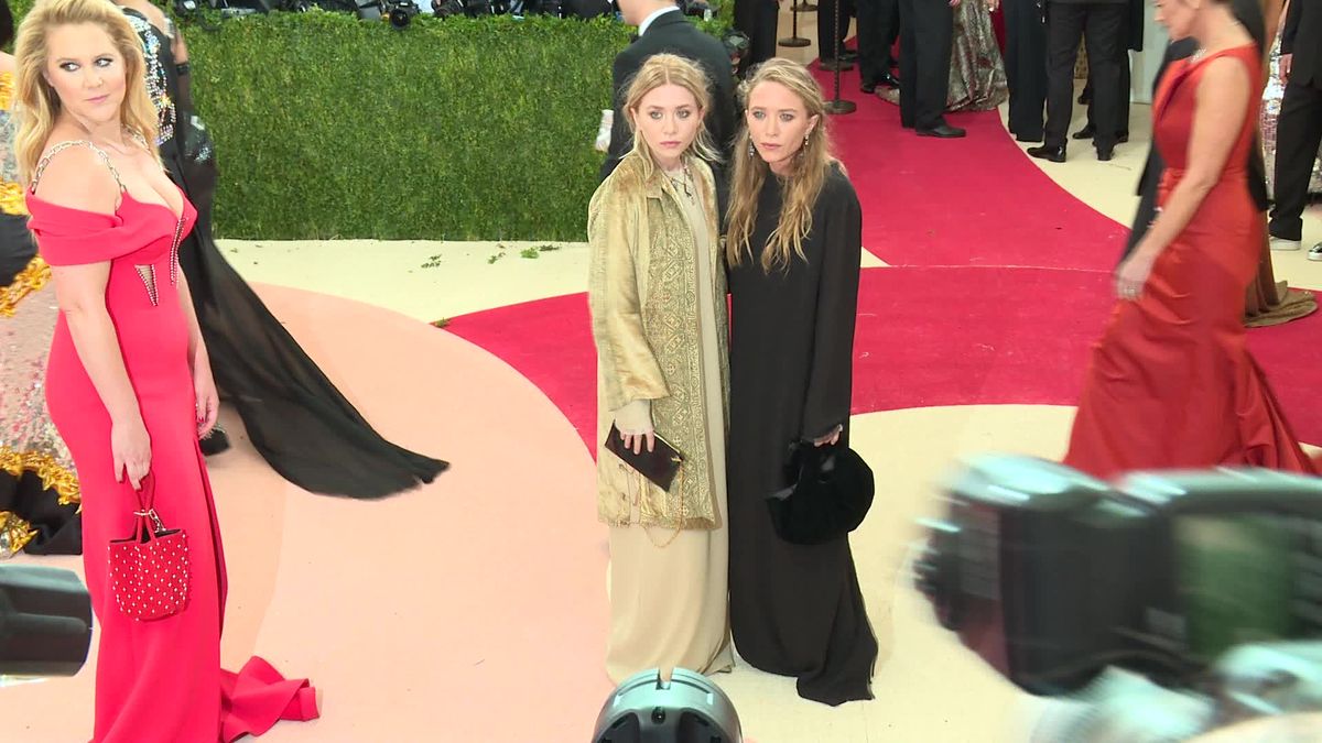 preview for Mary-Kate and Ashley Olsen on the red carpet
