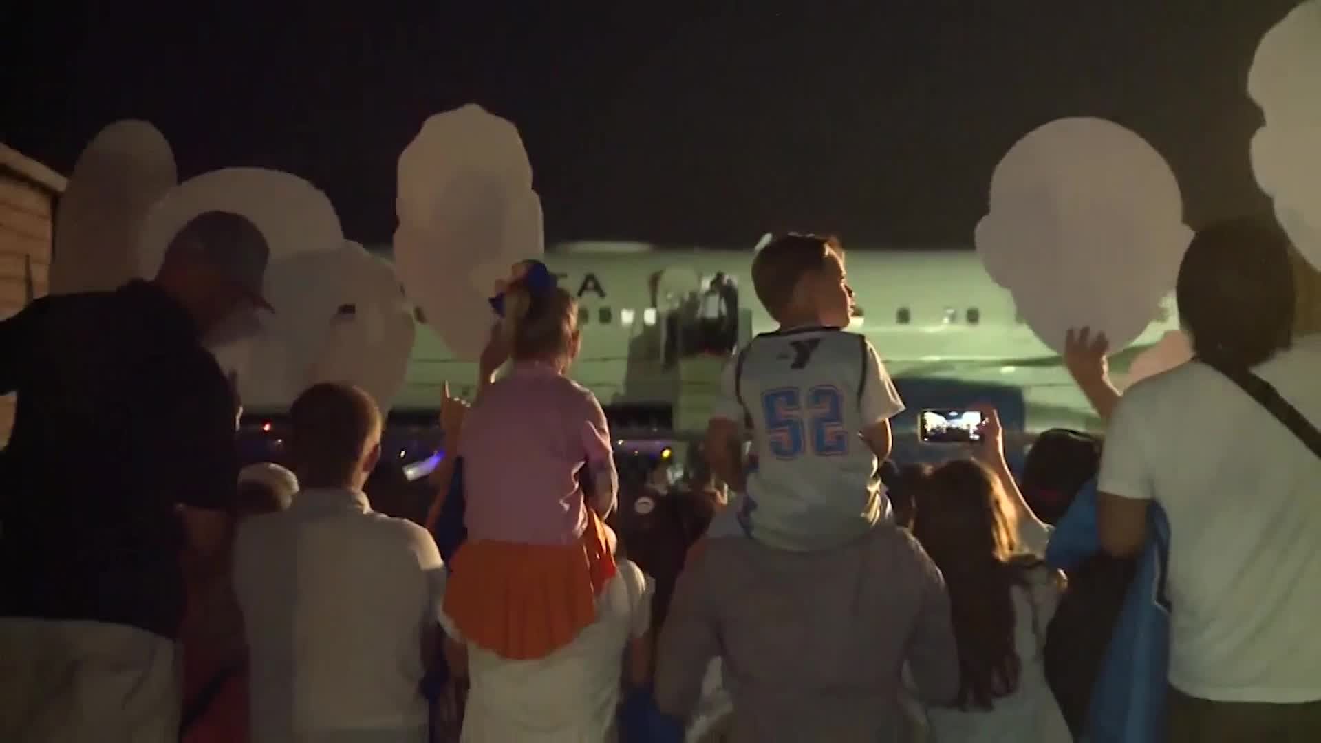 WATCH: Fans welcome Thunder at airport following win over Denver