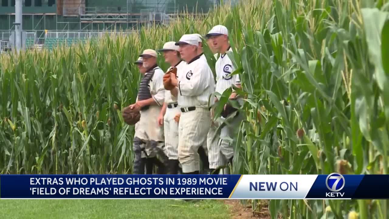 VINTAGE FIELD OF DREAMS GHOST PLAYERS SIGNED BASEBALL - DYERSVILLE, IOWA