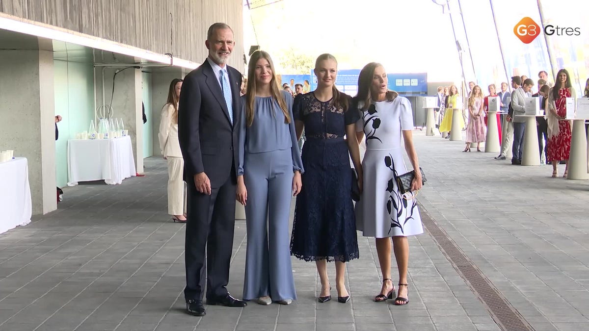 la princesa de asturias con uniforme militar y mono trenzado