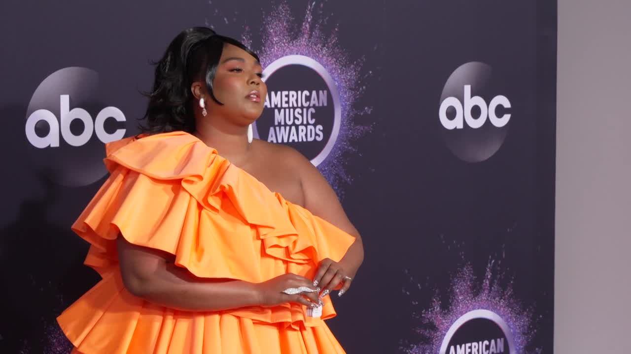 Fan theories about what's inside Lizzo's tiny bag at the AMAs