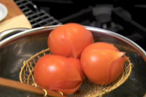 preview for Peeling and Cutting Tomatoes