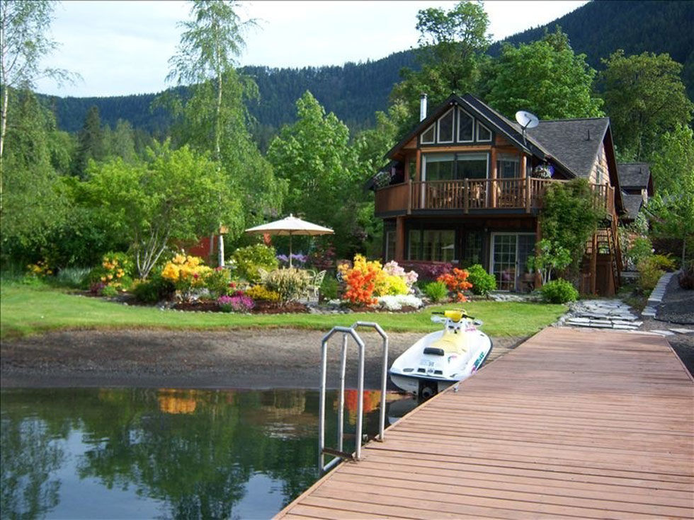 preview for 10 Serene Lakehouses to Escape to This Summer