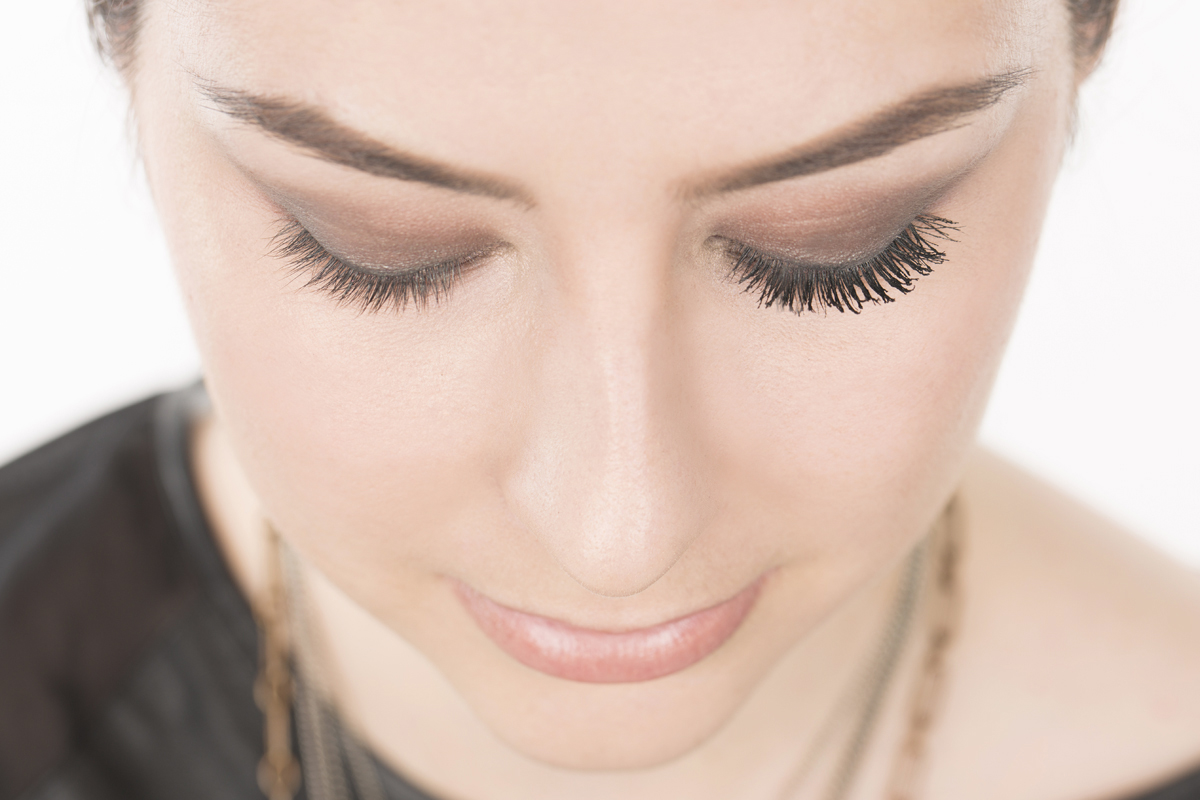 How to Get Faux Looking Lashes with Baby Powder