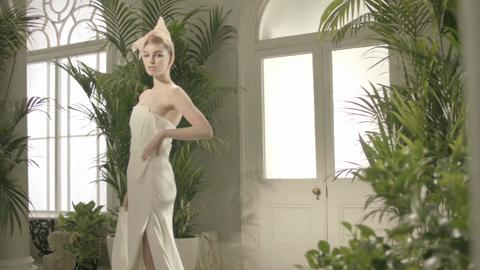 preview for Max Factor Creme Puff Creative video with Mel Arter Video 1 FINAL
