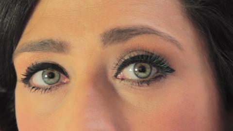 preview for Two minute makeup: false eyelashes