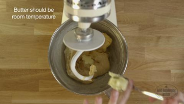 Hardwood, Dishware, Kitchen utensil, Plumbing fixture, Plate, Wood stain, Circle, Serveware, Steel, Cutlery, 