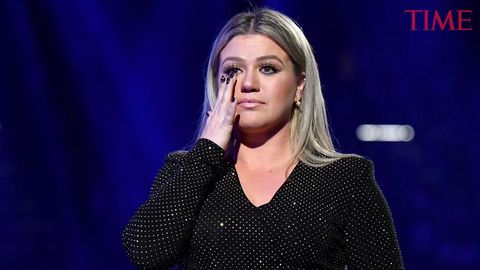 preview for 'Let's Have a Moment of Change.' Kelly Clarkson Opens Billboard Music Awards With Powerful Address on Gun Violence