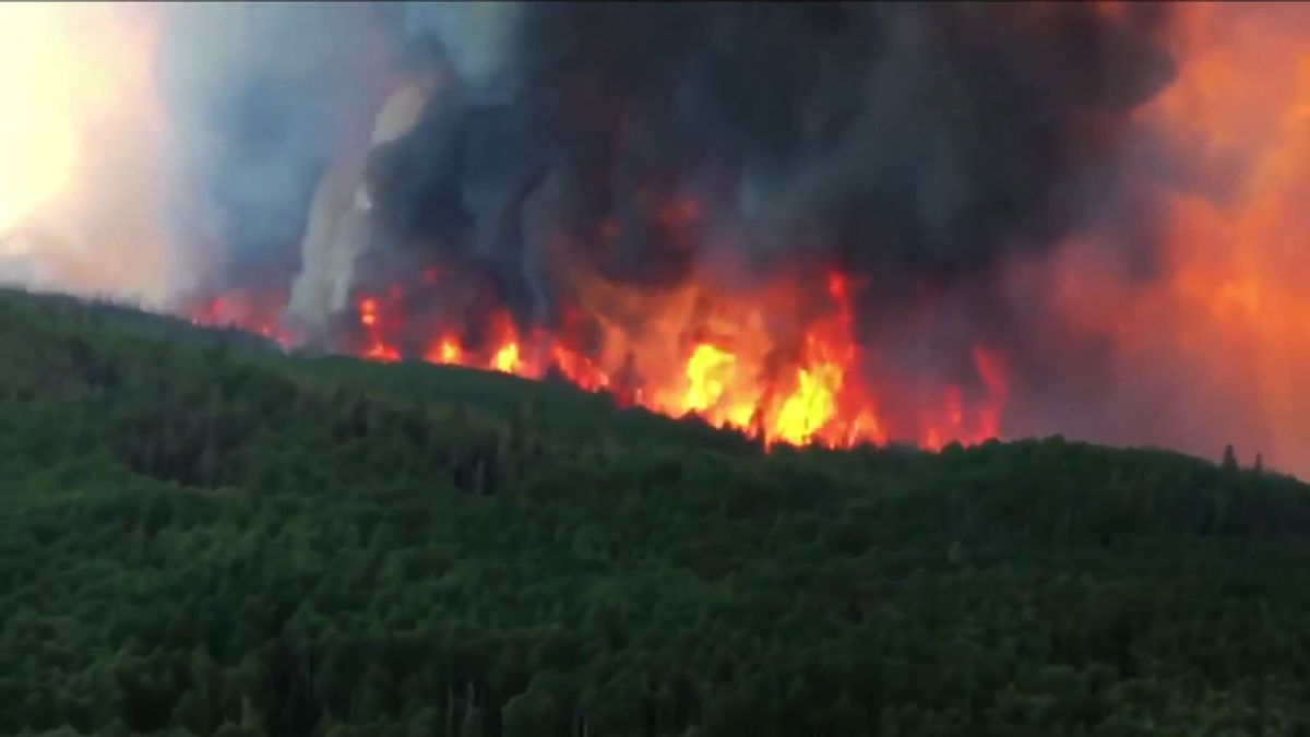 preview for Raw: Video Shows Pilot's View of Utah Wildfire