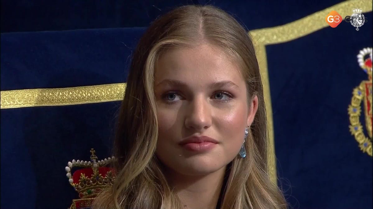 la princesa de asturias con la mano en el corazon agradece los aplausos