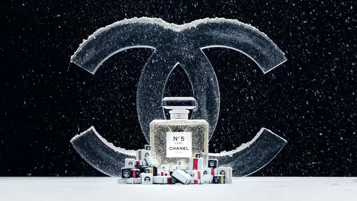 preview for Chanel N°5 si veste a festa con Lily-Rose Depp