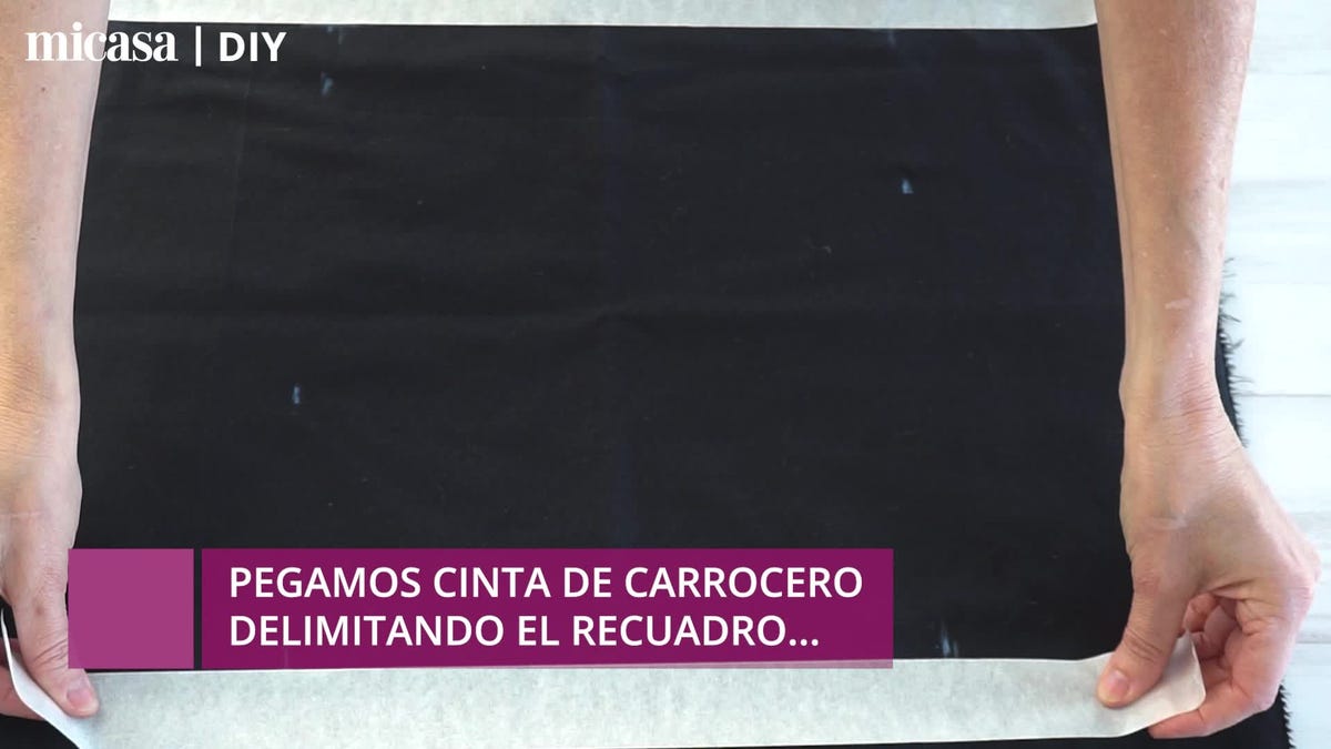 cojín negro y dorado para el sofá