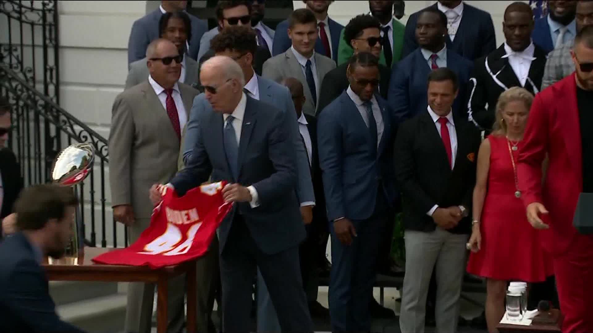 Patrick Mahomes intercepts Travis Kelce's attempt to give speech at White House celebration