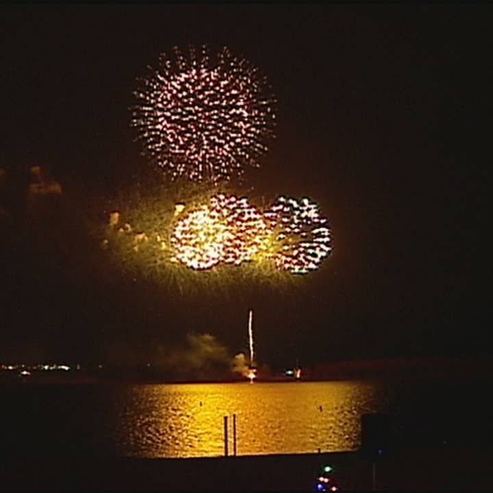 Christmas In The Sky 2019 Longview Lake Fireworks light up the sky over Longview Lake Christmas In The Sky 2019 Longview Lake Fireworks light up the sky over Longview Lake