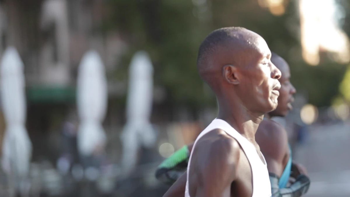 varios corredores compiten en el medio maratón de madrid 2021