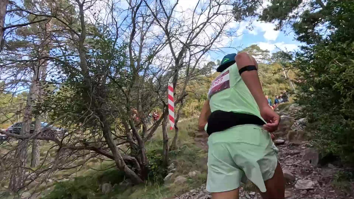 dos corredores se juegan la victoria a piedra, papel o tijera