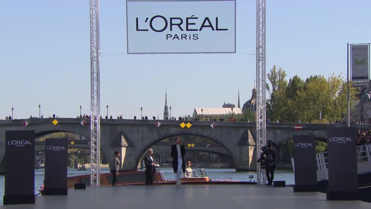 preview for Doutzen Kroes walks Paris Fashion Week runway for L'Oreal