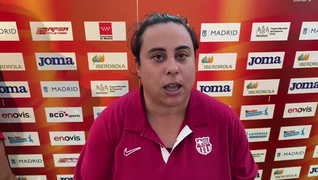 laura redondo posa con su récord de españa de lanzamiento de martillo lgorado en vallehermoso
