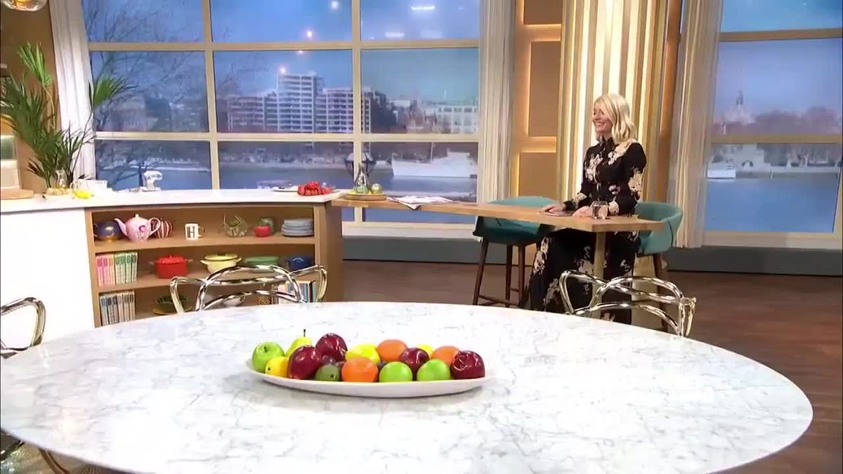 preview for This Morning's Holly Willoughby presents the show solo