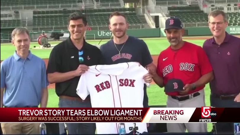 Red Sox infielder Story undergoes surgery on throwing arm