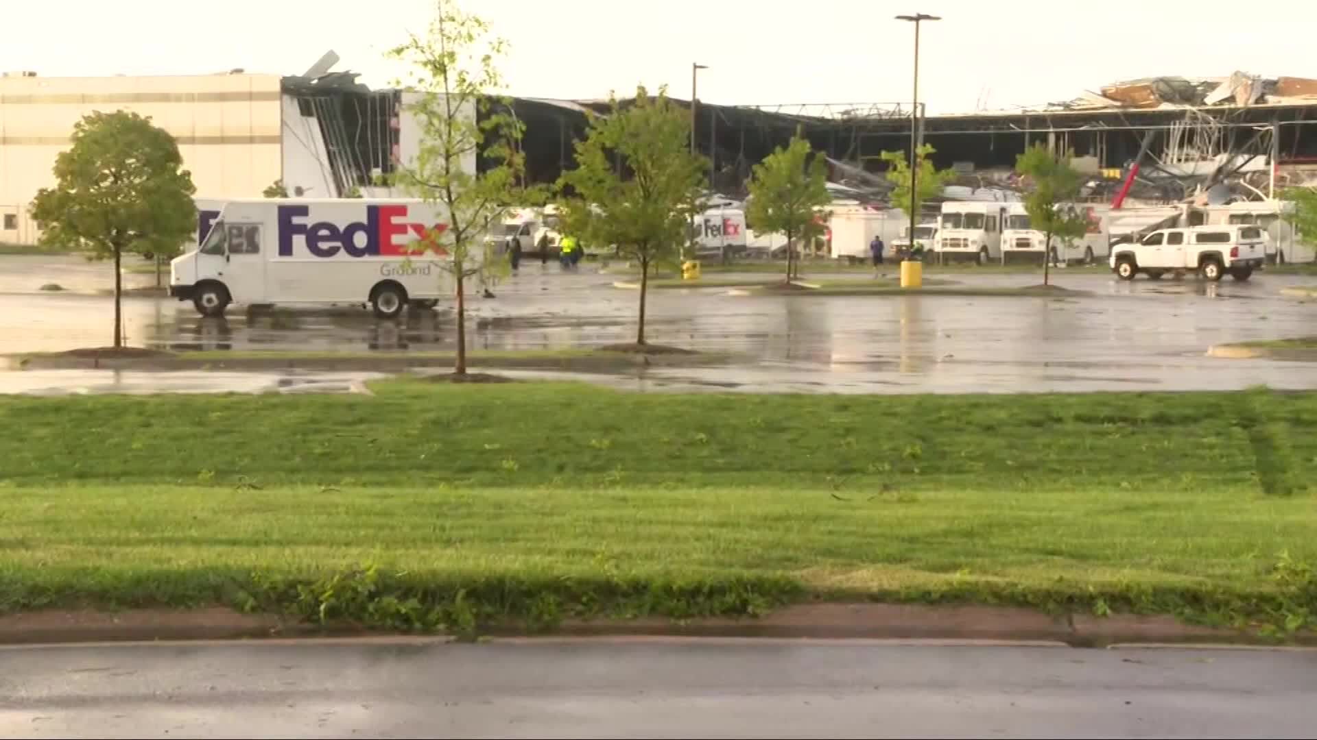 Midwest tornadoes destroy homes in mobile home park trap people