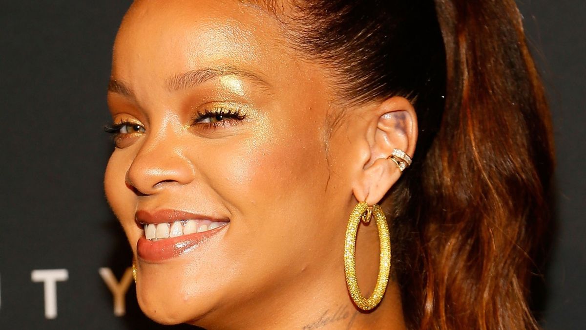 preview for Ugh, Acne! Here's How Rihanna Kicks Hers To The Curb