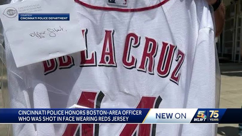 Cincinnati officers get signed Elly De La Cruz jersey for officer
