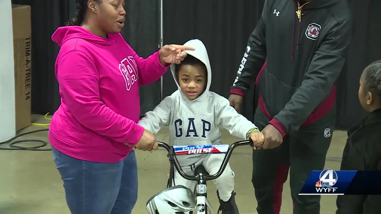Deebo Samuel hands out bikes to kids in Greenville