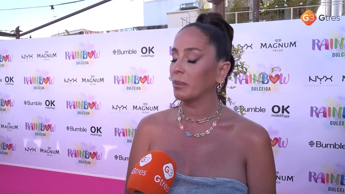 anabel pantoja y david rodriguez saliendo de un portal con su bebe en brazos