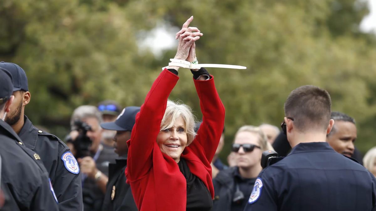 preview for Il cappotto rosso di Jane Fonda è un manifesto politico e di stile