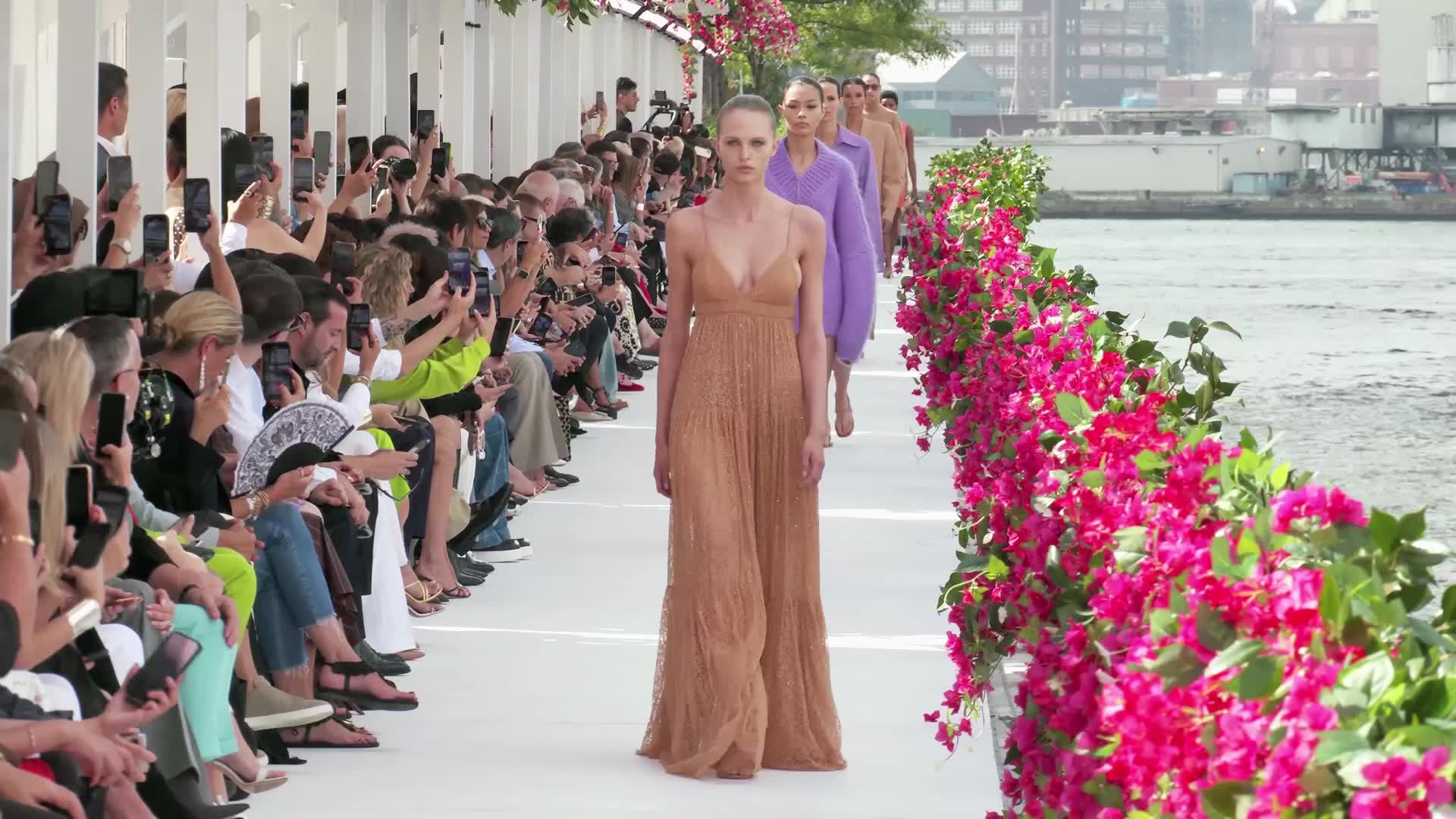 A perfect tan ✨ at the Spring/Summer 2024 Michael Kors Collection