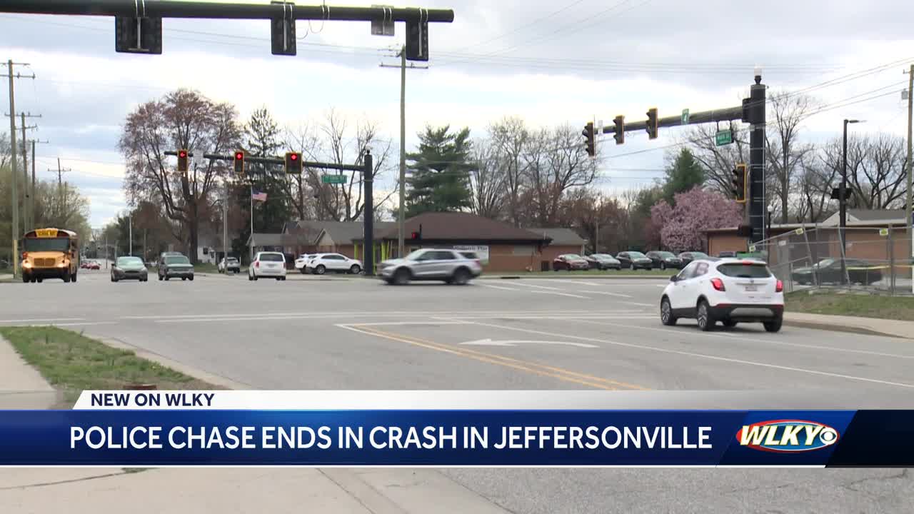 6 hospitalized after 18-year-old leads police on chase in Jeffersonville, crashes into 2 vehicles