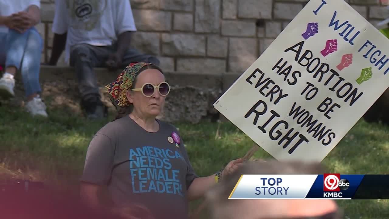 KC abortion rights rally draws hundreds of people after high court overturns Roe V. Wade