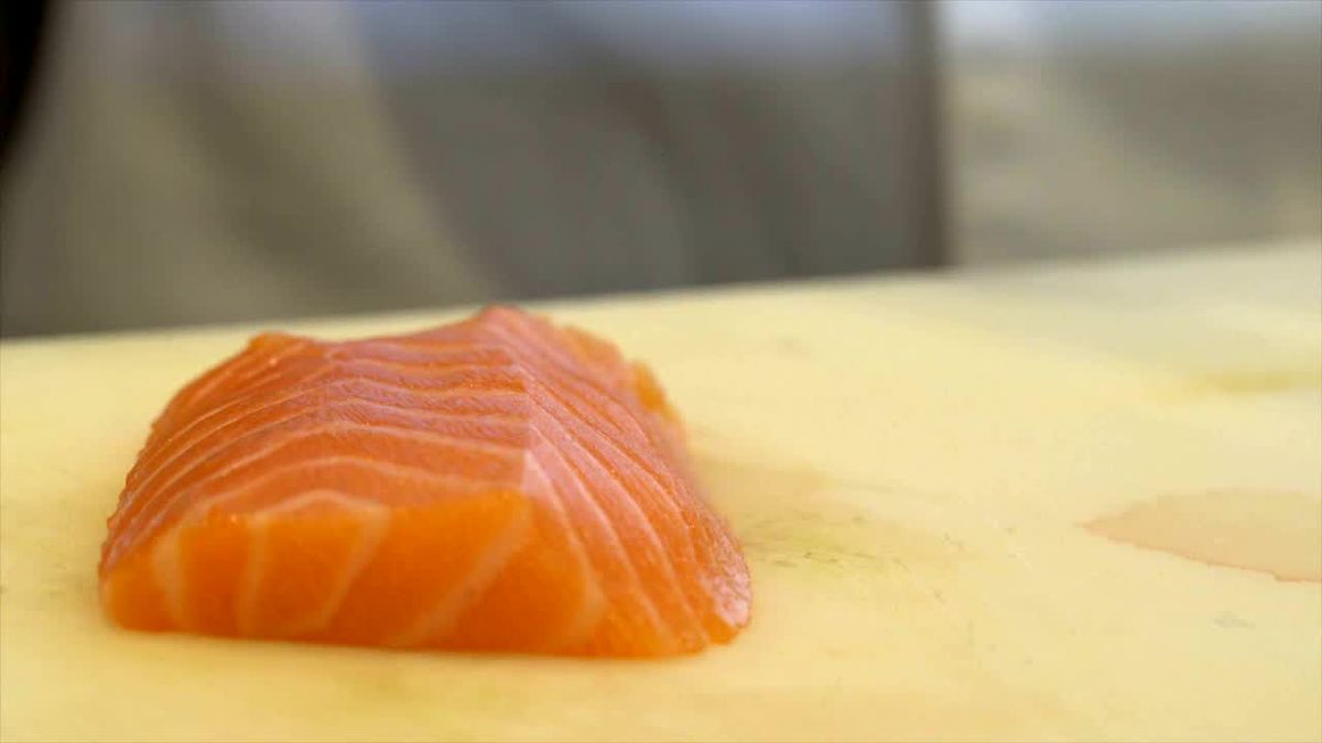 preview for Come tagliare il salmone per il sushi