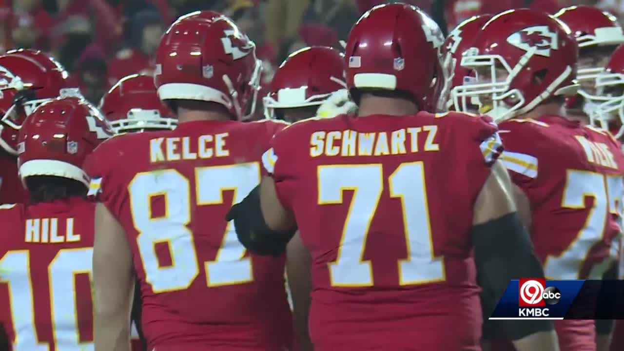 Chiefs' top lineman Schwartz forced out of Bills game due to back injury