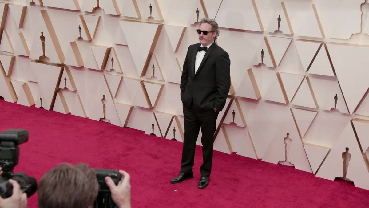 preview for Joaquin Phoenix admires Rooney Mara at the 2020 Oscars