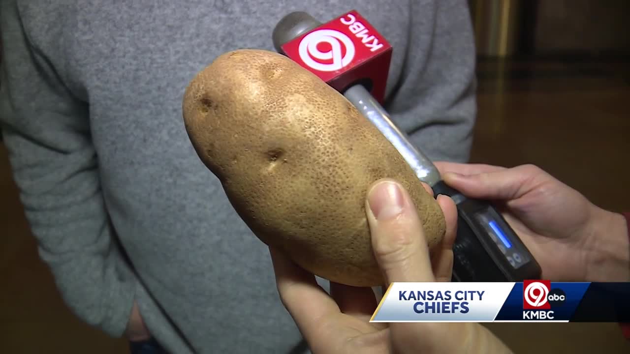 Kansas City Chiefs fan that ate baked potato out of her pocket goes viral